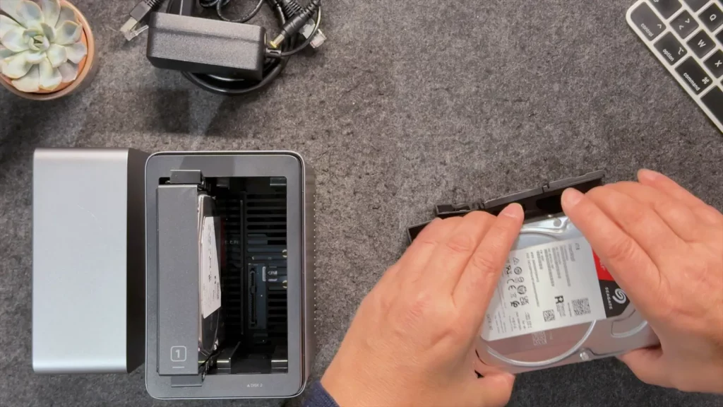 Mise en place des disques dans le UGREEN NAS DH2300