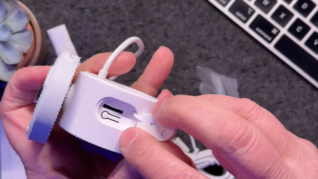 Sous un capuchon étanche on trouve le bouton "Reset" et l'emplacement micro SD