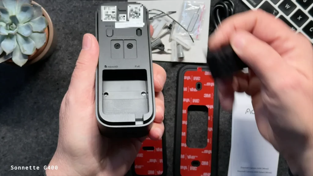 A l'arrière de l'Aqara G400, le QR code HomeKit, l'emplacement micro SD, le connecteur RJ45 pour le PoE