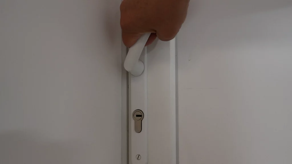 Si vous devez relever la poignée pour verrouiller votre porte, certaines actions seront limitées