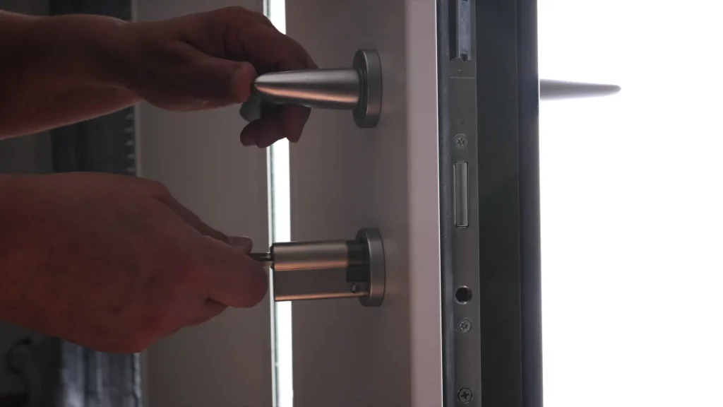 On retire le cylindre actuel de la porte