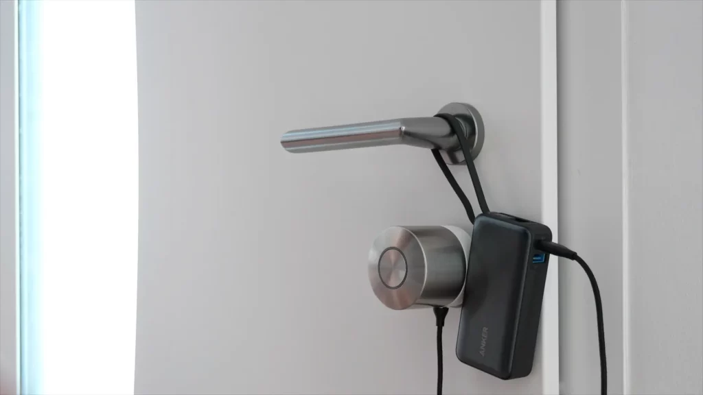 On peut recharger la serrure à l'aide d'une power bank