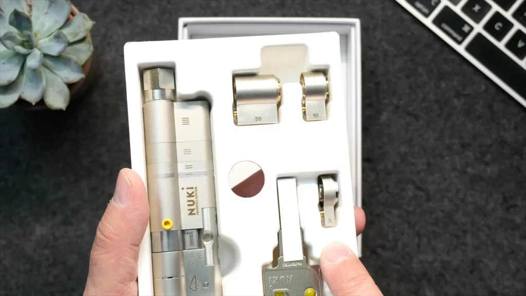 Le cylindre universel Nuki et ses accessoires