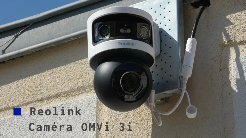 La caméra Reolink MV3i PoE est installée. On aperçoit le coupleur sur la droite.