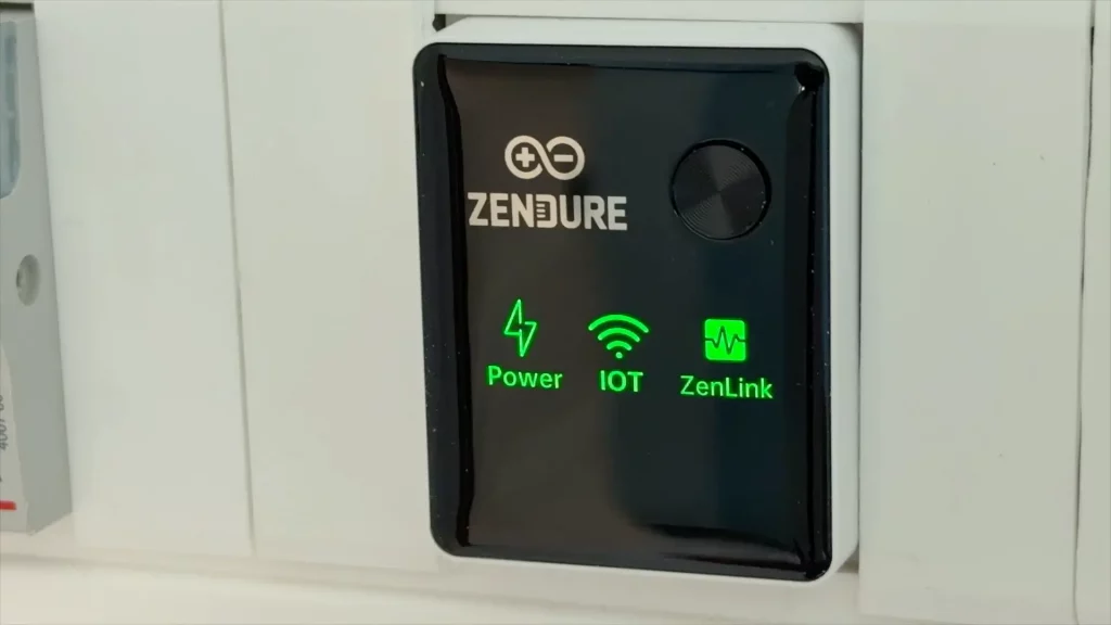 Le Zendure Smart Meter 3CT est installé dans le tableau électrique