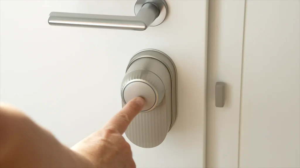 On peut simplement actionner la SwitchBot Lock Ultra Max en appuyant sur le bouton ou en tournant la molette
